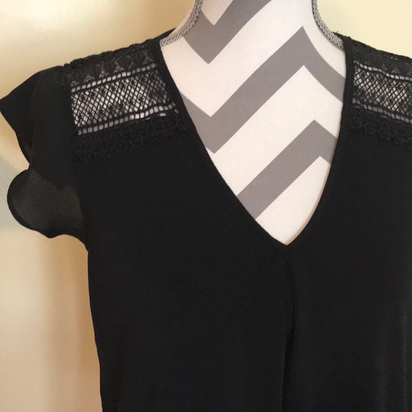 🚨CLOSET CLOSING🚨 The Limited Black Short Flutter Sleeve Blouse - Picture 4 of 8